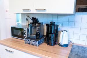 科布伦茨Ferienvilla Koblenz的厨房柜台配有咖啡机和微波炉