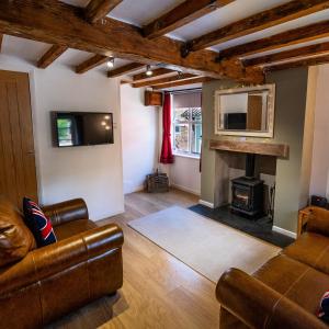 绍斯韦尔Southwell Holiday Cottage - Lavender Cottage的带沙发和壁炉的客厅