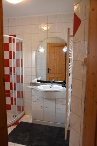 菲尔斯滕费尔德Wein & Wohnen MATZL - Ferienwohnung的一间带水槽和镜子的浴室