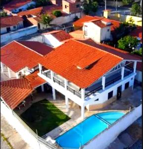 考卡亚Pousada e Hostel Lua de Tomate的享有橙色屋顶房屋的顶部景色