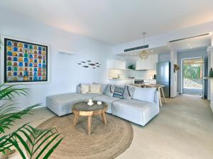 莫罗斯帕罗Private Luxury Scarlet beachfront villa, Molos, Paros的客厅配有沙发和桌子