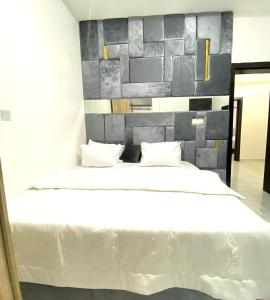 Luxury 4 bedroom shared shortlet apartment lekki客房内的一张或多张床位