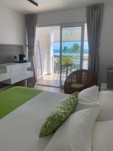 勒迪亚芒Diamantchery - Vue mer avec Deck privatif的一间卧室配有一张床,享有海景