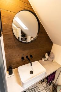 ChurchLoft apartment in Accrington Stunning Lancashire views的一间带水槽和镜子的浴室