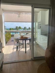 勒迪亚芒Diamantchery - Vue mer avec Deck privatif的一间设有桌子的海景用餐室