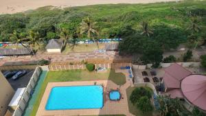 阿曼济姆托蒂Stella Maris 118的享有带游泳池的度假村的空中景致