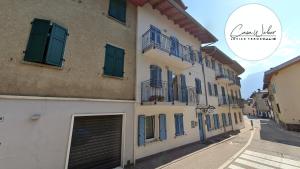 莱维科特尔梅Casa Weber Levico Terme的一座设有蓝色百叶窗的建筑和一个车库