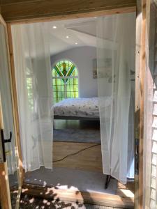 兰达西尔Honey Bee Cabin的卧室设有一张玻璃门上的床铺