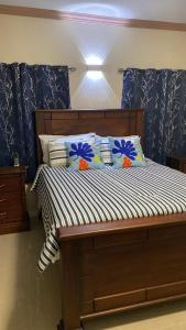 蒙特哥贝Victory Luxury Apartments的一张带蓝色和白色床单及枕头的床
