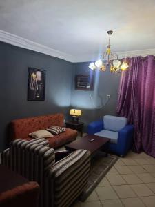 哈科特港Eunique Residence的客厅配有沙发和椅子
