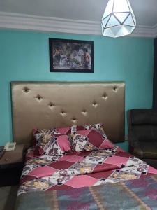 哈科特港Eunique Residence的一间卧室配有床,床上装有被子