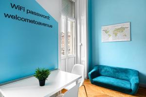布达佩斯艾沃宁旅馆的蓝色的客房配有白色桌子和蓝色的椅子