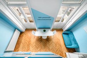 布达佩斯艾沃宁旅馆的一间设有蓝色椅子和天花板的会议室