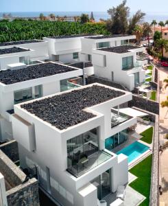 卡亚俄萨尔瓦赫Villa Izabele Orange的享有白色公寓大楼空中景致,设有游泳池