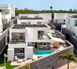 卡亚俄萨尔瓦赫Villa Izabele Orange的享有白色公寓大楼空中景致,设有游泳池