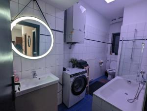 科布伦茨Schönes 3 Zimmer Apartment in der Altstadt von Koblenz的一间带洗衣机和水槽的浴室