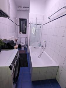 科布伦茨Schönes 3 Zimmer Apartment in der Altstadt von Koblenz的白色的浴室设有浴缸和卫生间。