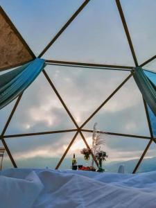 安达韦拉斯Glamping Nuna Experience的圆顶帐篷内部的景色