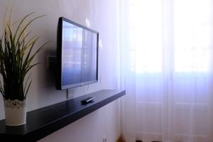 圣克鲁斯-德特内里费Orán Tenerife Suites Ap. 11的黑架上的平面电视