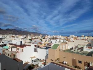 圣克鲁斯-德特内里费Orán Tenerife Suites Ap. 11的享有城市景观和建筑
