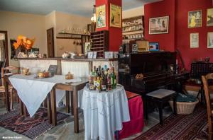 卡拉利特斯佩特拉迪1873旅馆的一间带桌子和钢琴的用餐室