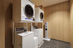 阿苏市Fairfield by Marriott Kumamoto Aso的洗衣房配有洗衣机和烘干机
