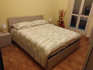 库尼奥La Villetta a Cuneo的卧室内的一张大床,配有两个枕头