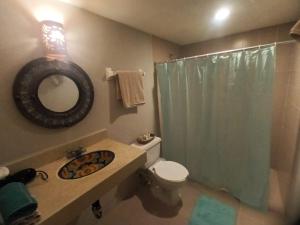 科苏梅尔Hacienda Camelot的一间带水槽、卫生间和镜子的浴室