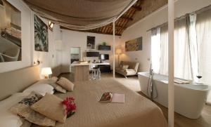 圣维托罗卡波Villa Loria的一间带一张床和一个浴缸的房间和一间卧室