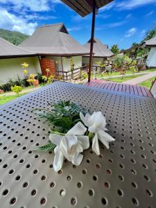 乌图罗阿Rupe Rupe Lodge的上面有白色花的桌子