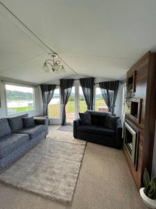 波特里Caravan Skye Holidays的客厅配有两张沙发和一台电视机
