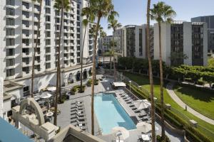 科斯塔梅萨科斯塔梅萨万豪酒店的享有酒店空中景色,设有游泳池和棕榈树