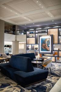 芝加哥芝加哥市中心万豪酒店壮丽大道的客厅配有蓝色的沙发和桌子