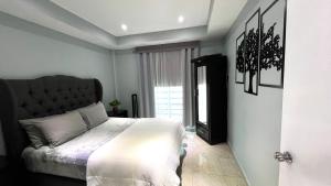 墨西哥城Private Penthouse / Penthouse Privado的一间卧室设有一张大床和一个窗户。