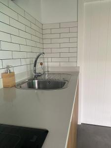 博伊罗Barraña Guest House的厨房配有白色的柜台水槽