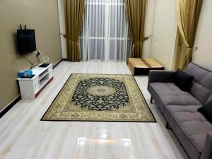 瓜拉丁加奴Sya Al-Yahya Homestay的带沙发和地毯的客厅