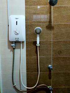 瓜拉丁加奴Sya Al-Yahya Homestay的浴室设有软管淋浴。
