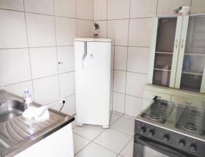 伊瓜苏Ikigai Brasil Houses的厨房配有白色冰箱,设有水槽
