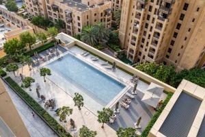 迪拜DownTown, Dubai Burj Royale 2 BDR Apartment Full Burj - Khalifa view的城市游泳池的顶部景观