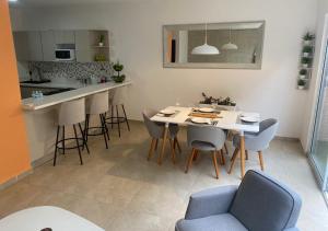 坎昆Casa familiar en condominio privado cerca de playa的厨房以及带桌椅的用餐室。
