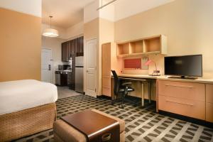休斯顿休斯顿威斯切斯万豪广场套房酒店的酒店客房配有一张床和一张带电脑的书桌