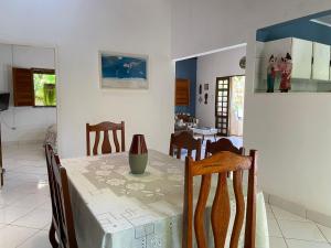 帕里普埃拉Casa Paraiso de Sonho Verde的用餐室以及带桌椅的厨房。