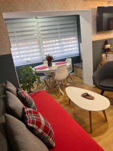 马德里Apartamento Vallecas Plaza的客厅配有沙发和桌子
