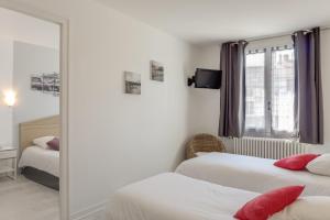屈索伯根酒店的酒店客房,设有两张床和镜子