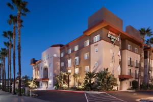 圣地亚哥圣地亚哥市区万豪酒店的一座楼前有棕榈树的酒店