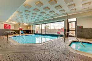 都柏林都伯林哥伦布德鲁套房酒店 的游泳池,位于带游泳池的建筑内