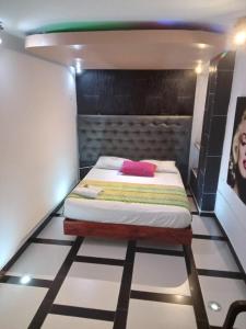基布多Hotel Emalú M&C的一间小卧室,卧室内配有一张床铺