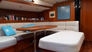 热那亚sailing Delfina的一间带桌子和沙发的用餐室