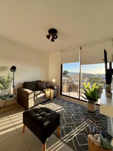 卡尔德拉Caldera Apartment的带沙发和大窗户的客厅