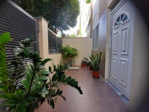 普拉亚Isa House - 2 Room Apartament的一座空的庭院,有白色的门和植物
